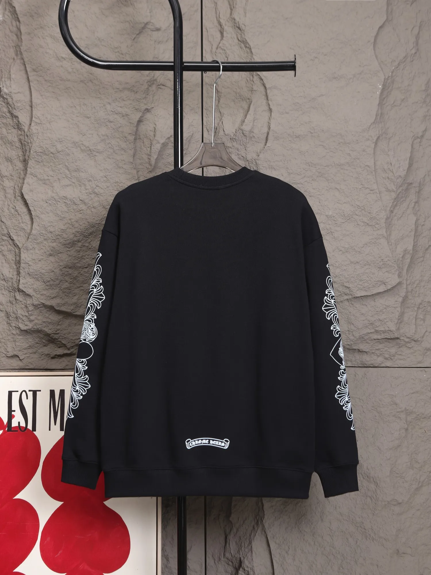 P240 top version Crow Heart Sweatshirt Controller, check it out! The DNA of this wave of outfits has moved directly!   The black model is perfect for coolness. The iconic Sanskrit on the neckline and the criss-cross arm design on the sleeves give it a dark and high-end feel. Wear it casually and you will look like a street trendy person. The white model is clean and classy, ​​simple yet with a sense of detail. It is perfect for daily pairing with jeans or overalls. It can turn into a cool trendy man or woman in an instant!   Both models have great texture and are very comfortable on the upper body. This kind of handsome and attitude-oriented item is a must-have in your autumn and winter wardrobe! #ChromeHearts #hoodiewear #trend single product #ootd